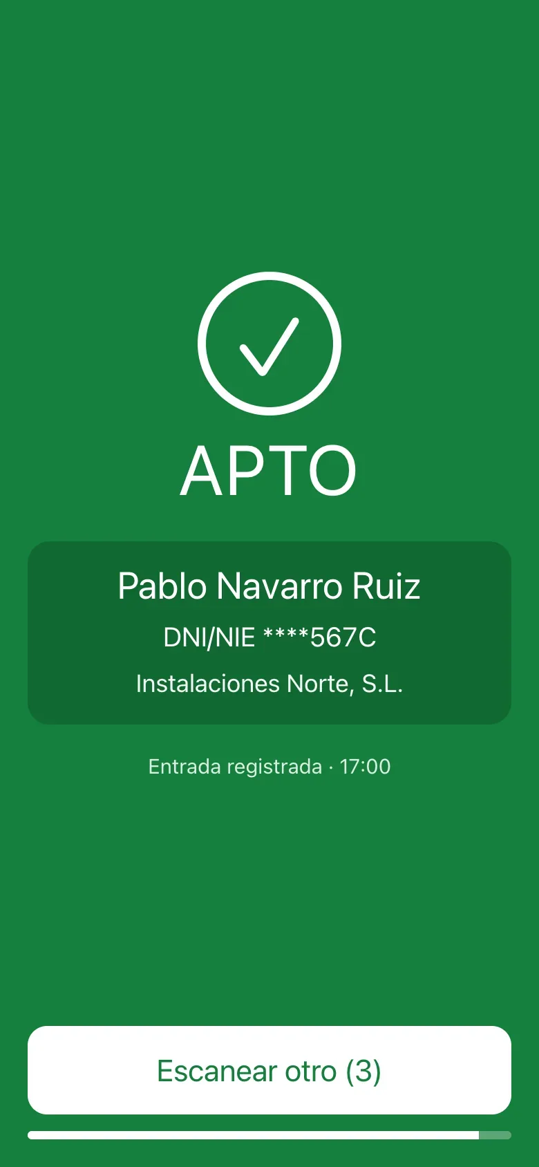 Móvil en la puerta con el resultado APTO, el nombre del trabajador y su DNI enmascarado